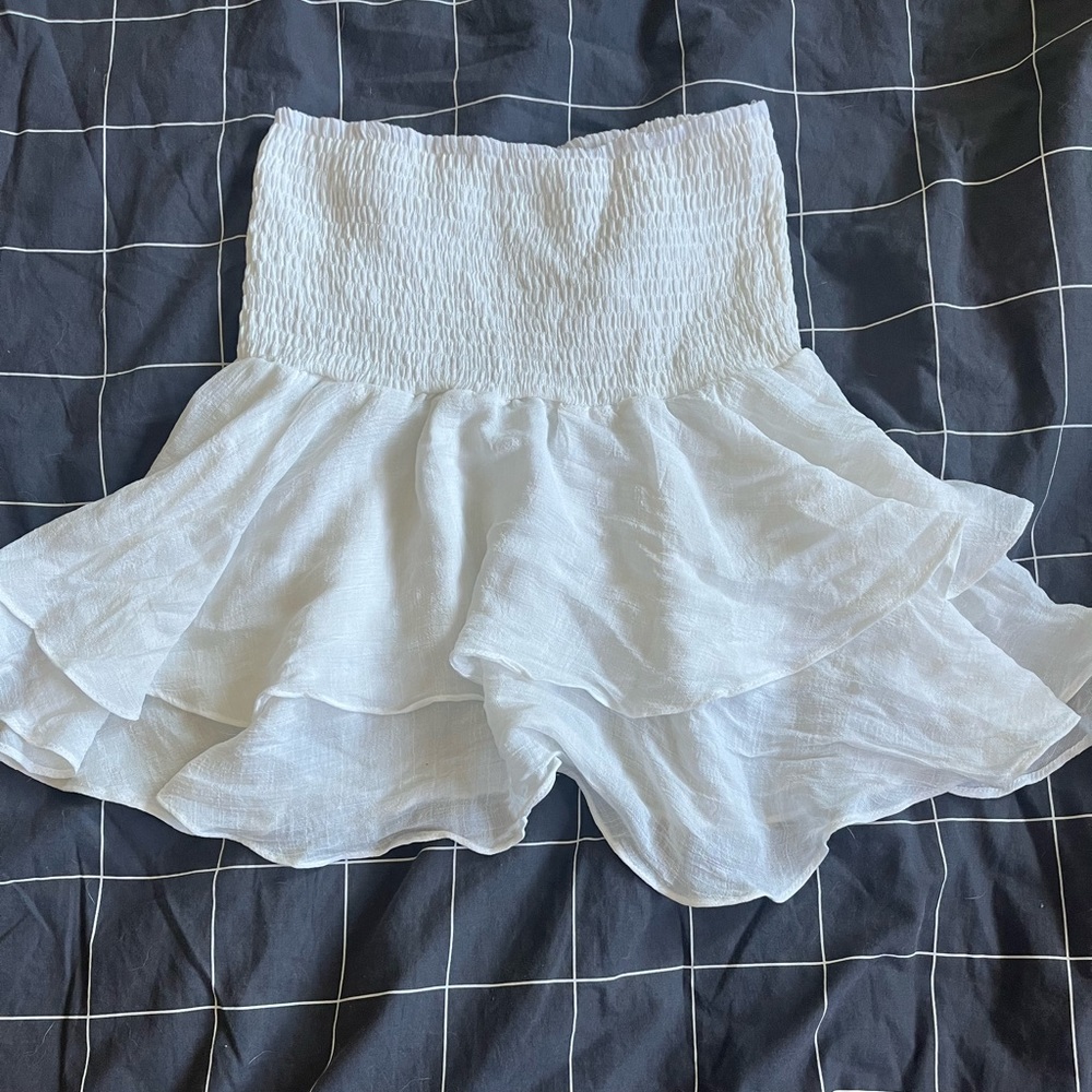 Brand: Amazon.   Size: medium.  Color: white